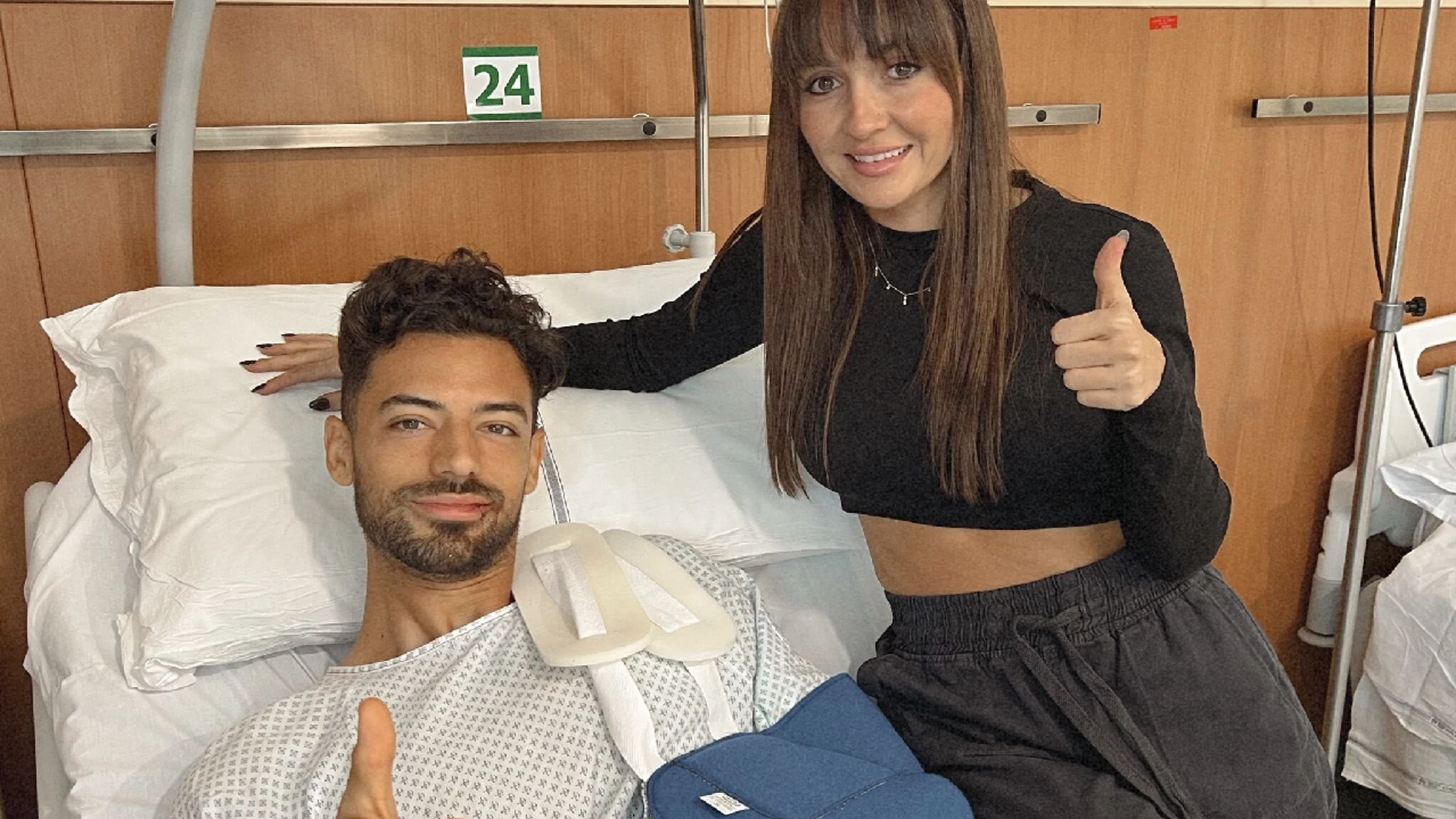 Pablo Marí, junto a su mujer en el hospital