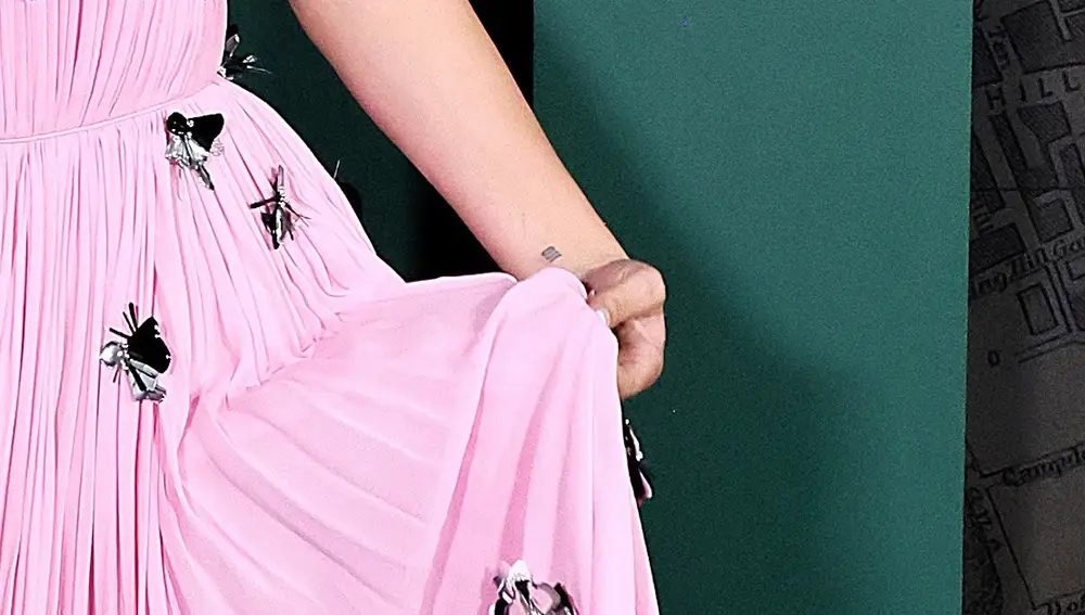Millie Bobby Brown muestra su tatuaje en la muñeca en honor a Eleven de 'Stranger Things' en la premiere de 'Enola Holmes 2'