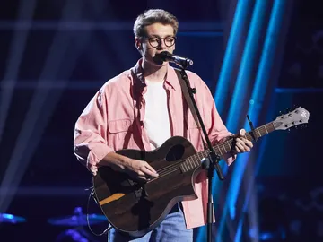Lalo Torres no consigue entrar en ‘La Voz’ pero anima al público con el tema ‘Maggie despierta’ de M Clan Lalo Torres no consigue entrar en ‘La Voz’ pero anima al público con el tema ‘Maggie despierta’ de M Clan