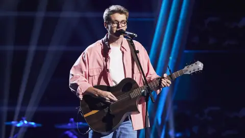 Lalo Torres no consigue entrar en ‘La Voz’ pero anima al público con el tema ‘Maggie despierta’ de M Clan Lalo Torres no consigue entrar en ‘La Voz’ pero anima al público con el tema ‘Maggie despierta’ de M Clan