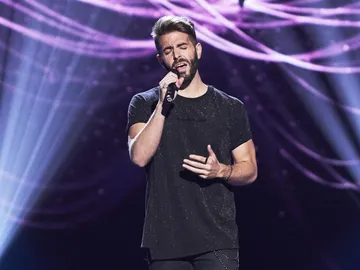 Adrián Garzía rememora a Elton John y Blue con una brillante versión en ‘La Voz’ Adrián Garzía rememora a Elton John y Blue con una brillante versión en ‘La Voz’