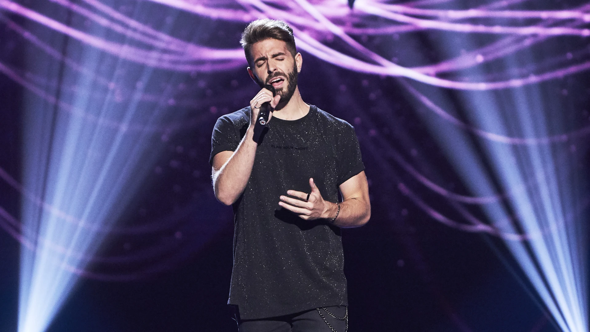 Adrián Garzía rememora a Elton John y Blue con una brillante versión en ‘La Voz’ Adrián Garzía rememora a Elton John y Blue con una brillante versión en ‘La Voz’