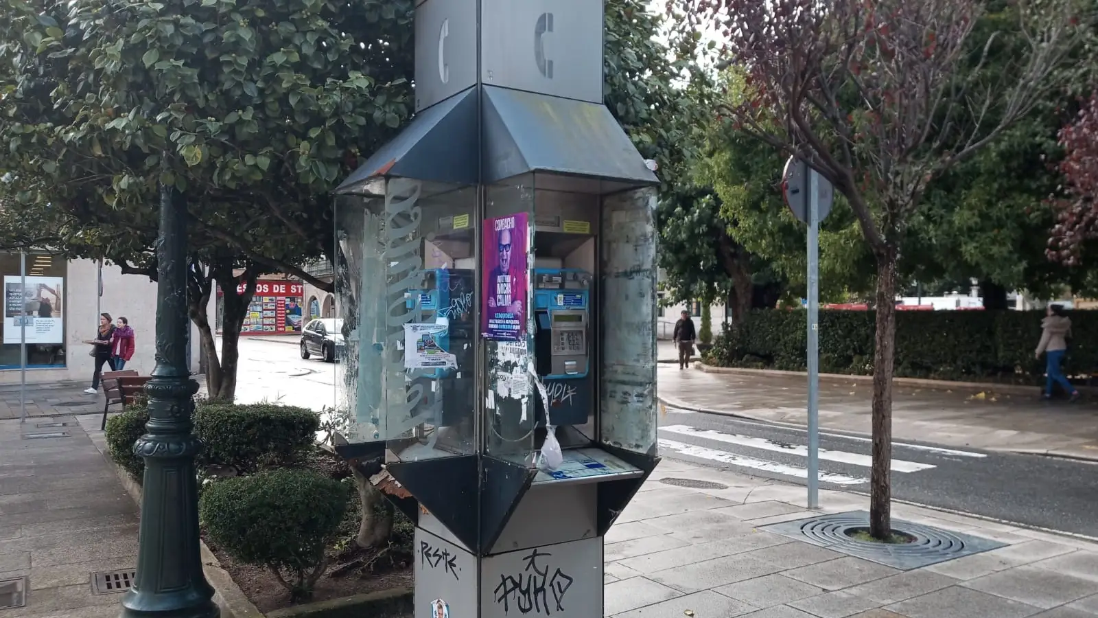 Una cabina telefónica Una cabina telefónica