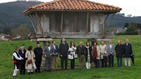 Los Reyes posan junto a la parroquia de Cadavedo Los Reyes posan junto a la parroquia de Cadavedo