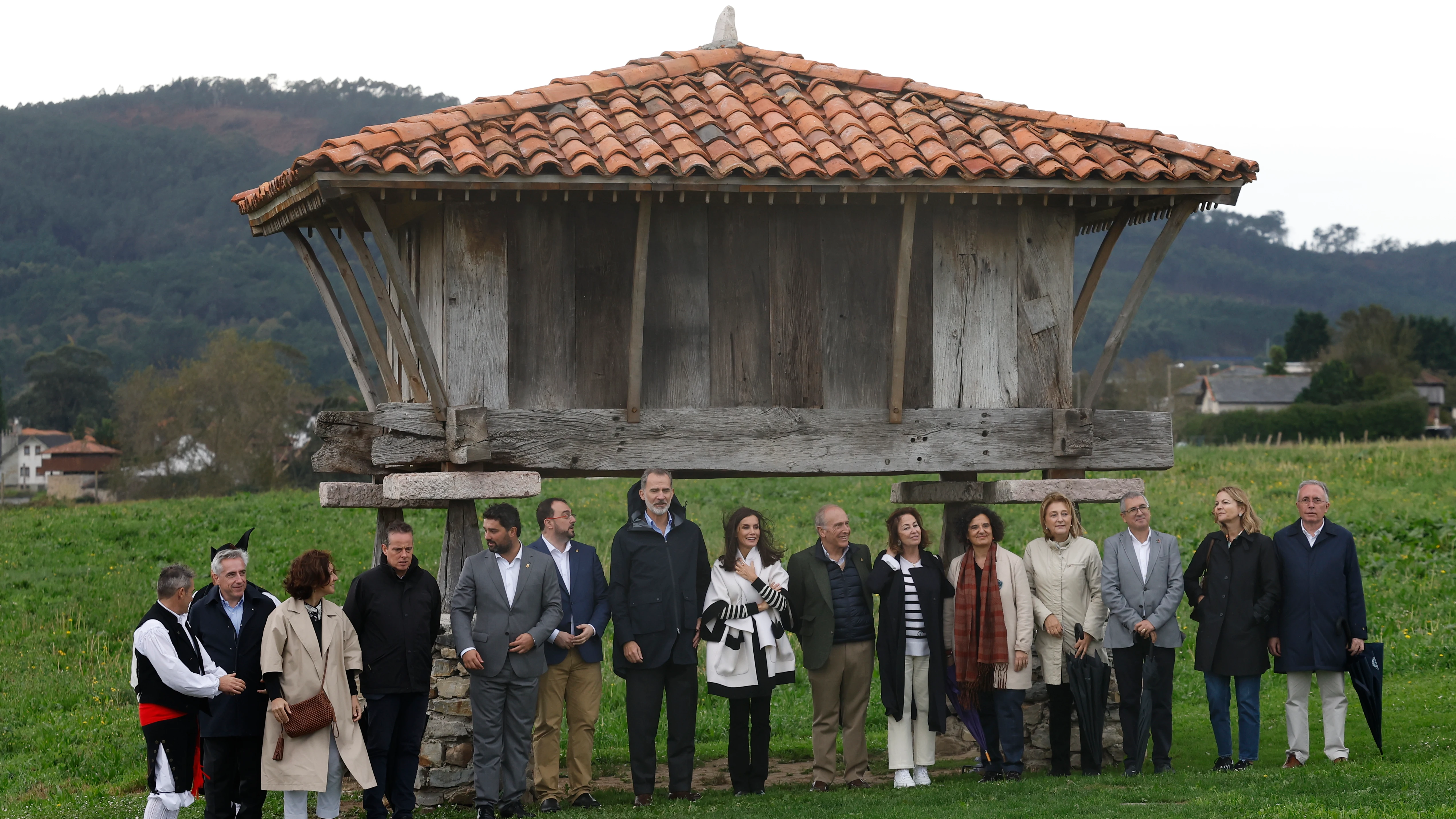 Los Reyes posan junto a la parroquia de Cadavedo
