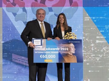 Sira Mogas recoge el premio en la gala de los Global eAwards