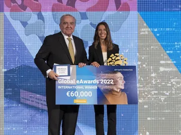Sira Mogas recoge el premio en la gala de los Global eAwards Sira Mogas recoge el premio en la gala de los Global eAwards