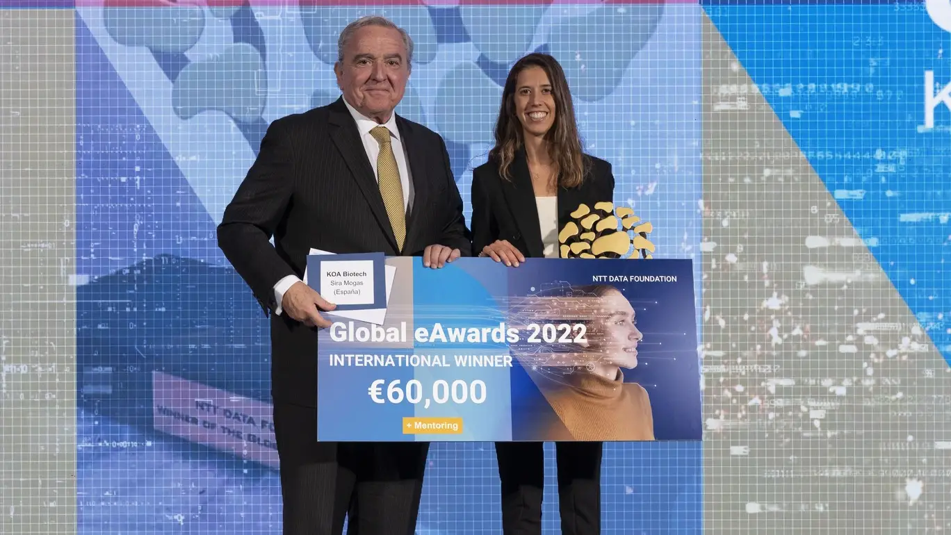 Sira Mogas recoge el premio en la gala de los Global eAwards