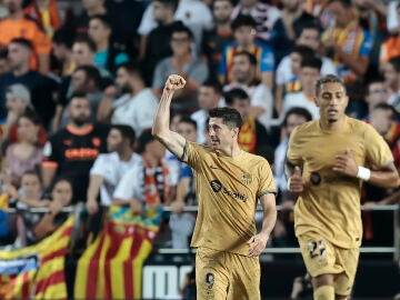 Lewandowski vale oro en Mestalla y el Barça se 'recupera' del batacazo europeo