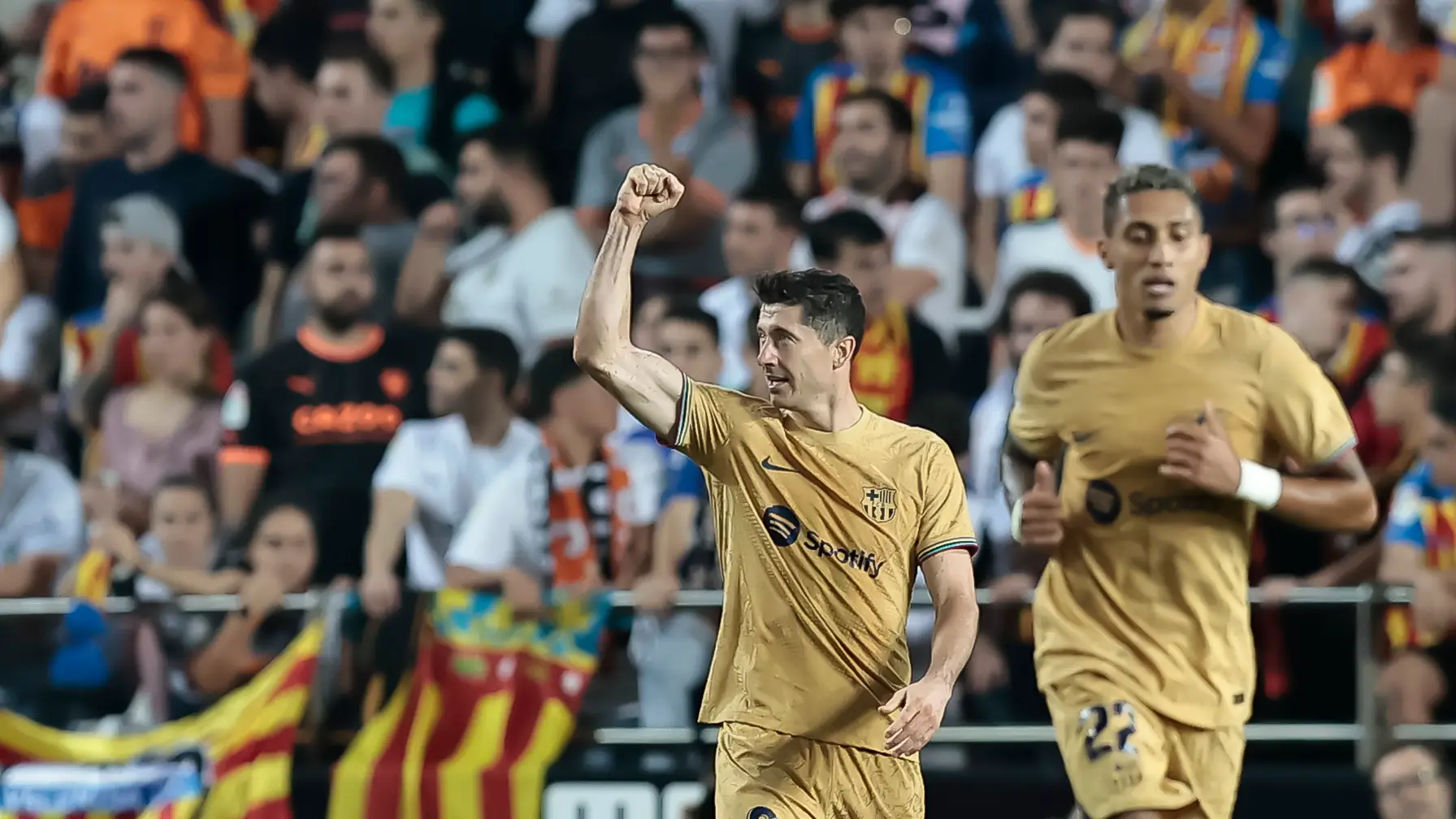 Lewandowski vale oro en Mestalla y el Bar&ccedil;a se 'recupera' del batacazo europeo