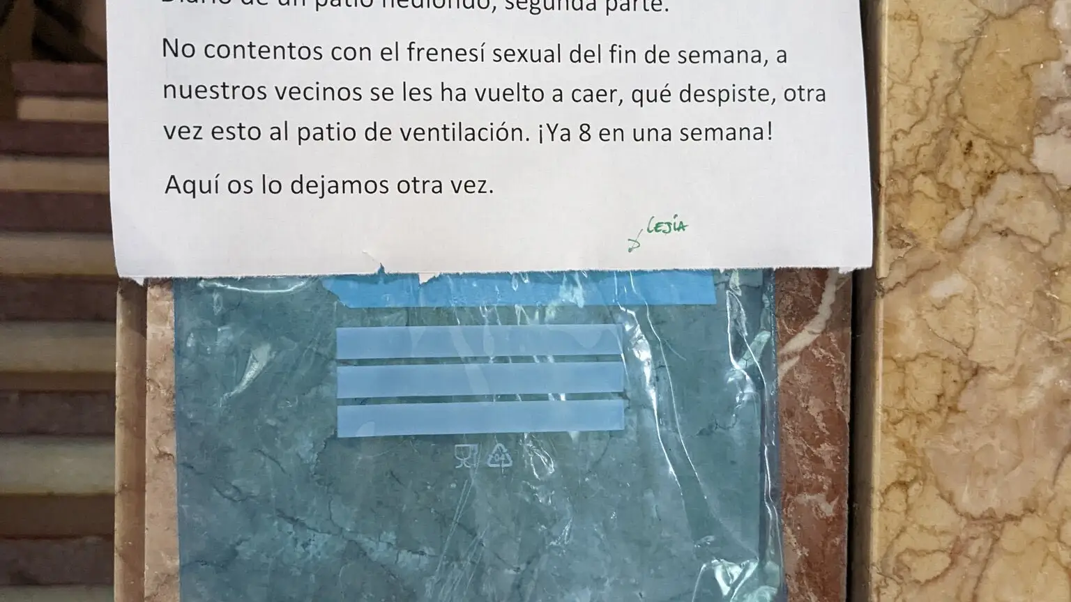 Un vecino se queja de lo que tiran al patio y aporta pruebas Un vecino se queja de lo que tiran al patio y aporta pruebas