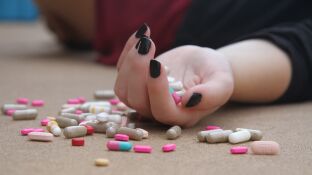 Imagen de una mujer que ha ingerido pastillas