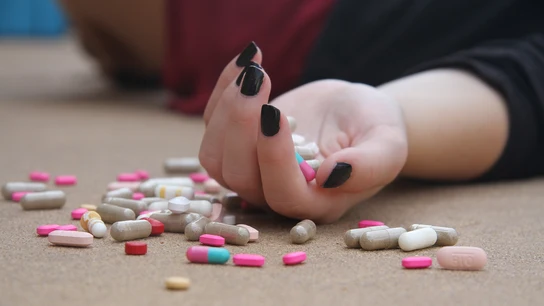 Pastillas Imagen de una mujer que ha ingerido pastillas