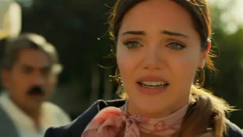 En el próximo capítulo de ‘Tierra Amarga’: Pánico en la mansión Yaman, Züleyha se entera de que Adnan ha vuelto a desaparecer En el próximo capítulo de ‘Tierra Amarga’: Pánico en la mansión Yaman, Züleyha se entera de que Adnan ha vuelto a desaparecer