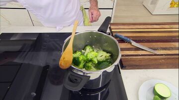 Introduce las hortalizas en la olla