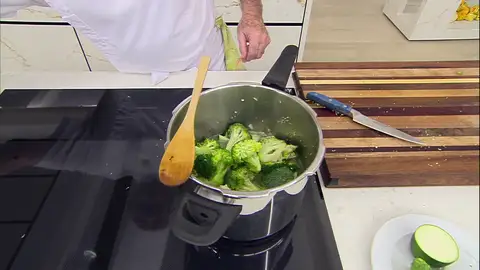 Introduce las hortalizas en la olla Introduce las hortalizas en la olla