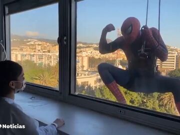 Eduardo el superhéroe, el policía que se viste de Spiderman y acude al rescate de la ilusión de los niños con cáncer