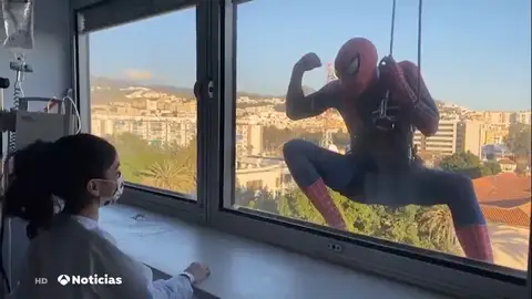 Eduardo el superhéroe, el policía que se viste de Spiderman y acude al rescate de la ilusión de los niños con cáncer Eduardo el superhéroe, el policía que se viste de Spiderman y acude al rescate de la ilusión de los niños con cáncer