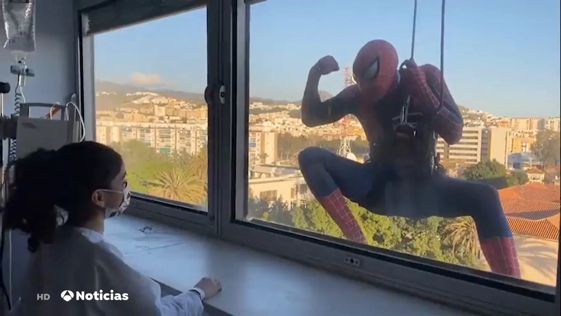 Eduardo el superhéroe, el policía que se viste de Spiderman y acude al rescate de la ilusión de los niños con cáncer Eduardo el superhéroe, el policía que se viste de Spiderman y acude al rescate de la ilusión de los niños con cáncer