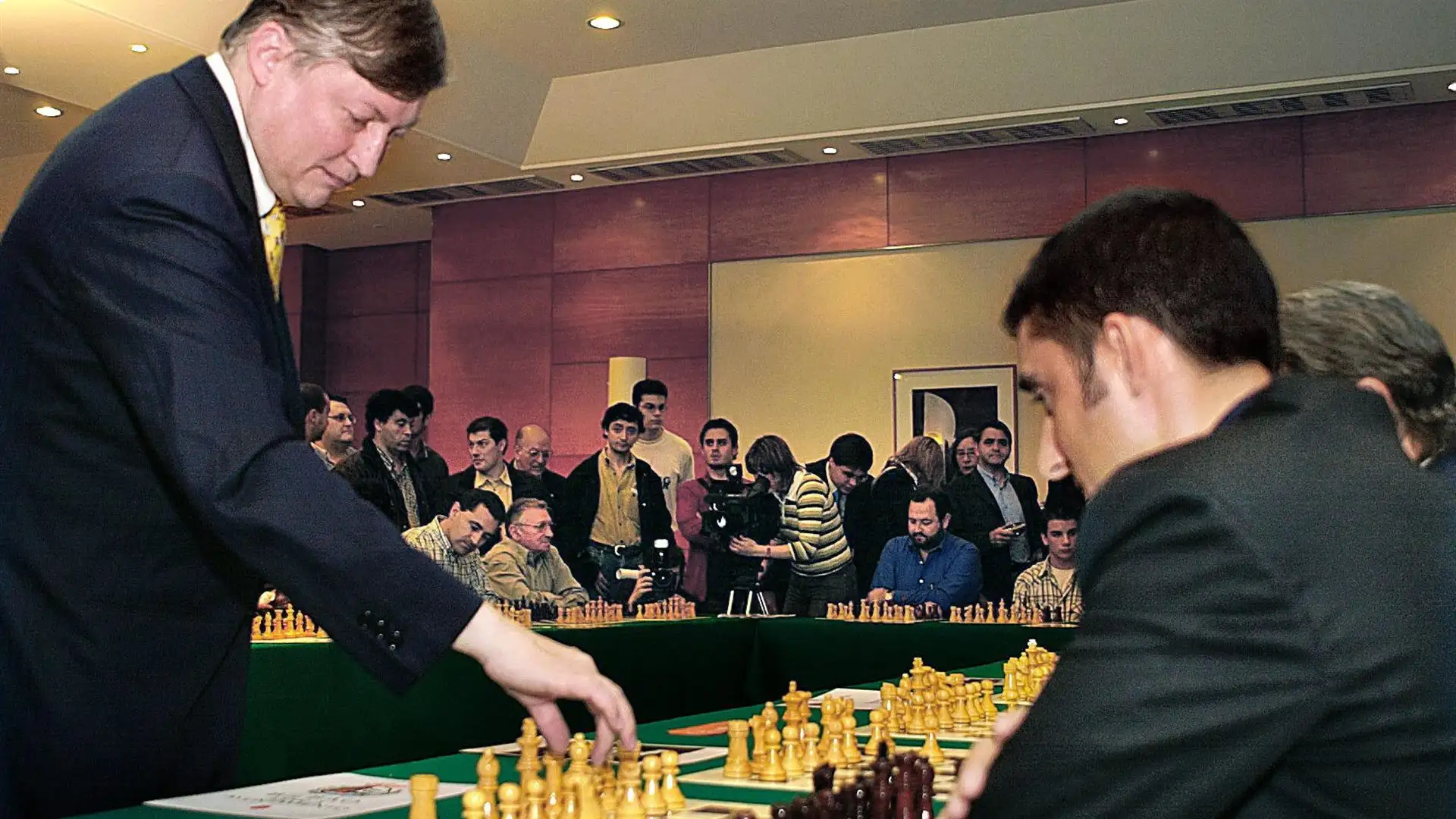 Anatoly Kárpov (i) jugando con Ernesto Valverde, actual entrenador del Athletic Anatoly Kárpov (i) jugando con Ernesto Valverde, actual entrenador del Athletic