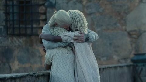 Daemon consolando a sus hijas en una escena eliminada de 'La Casa del Dragón'