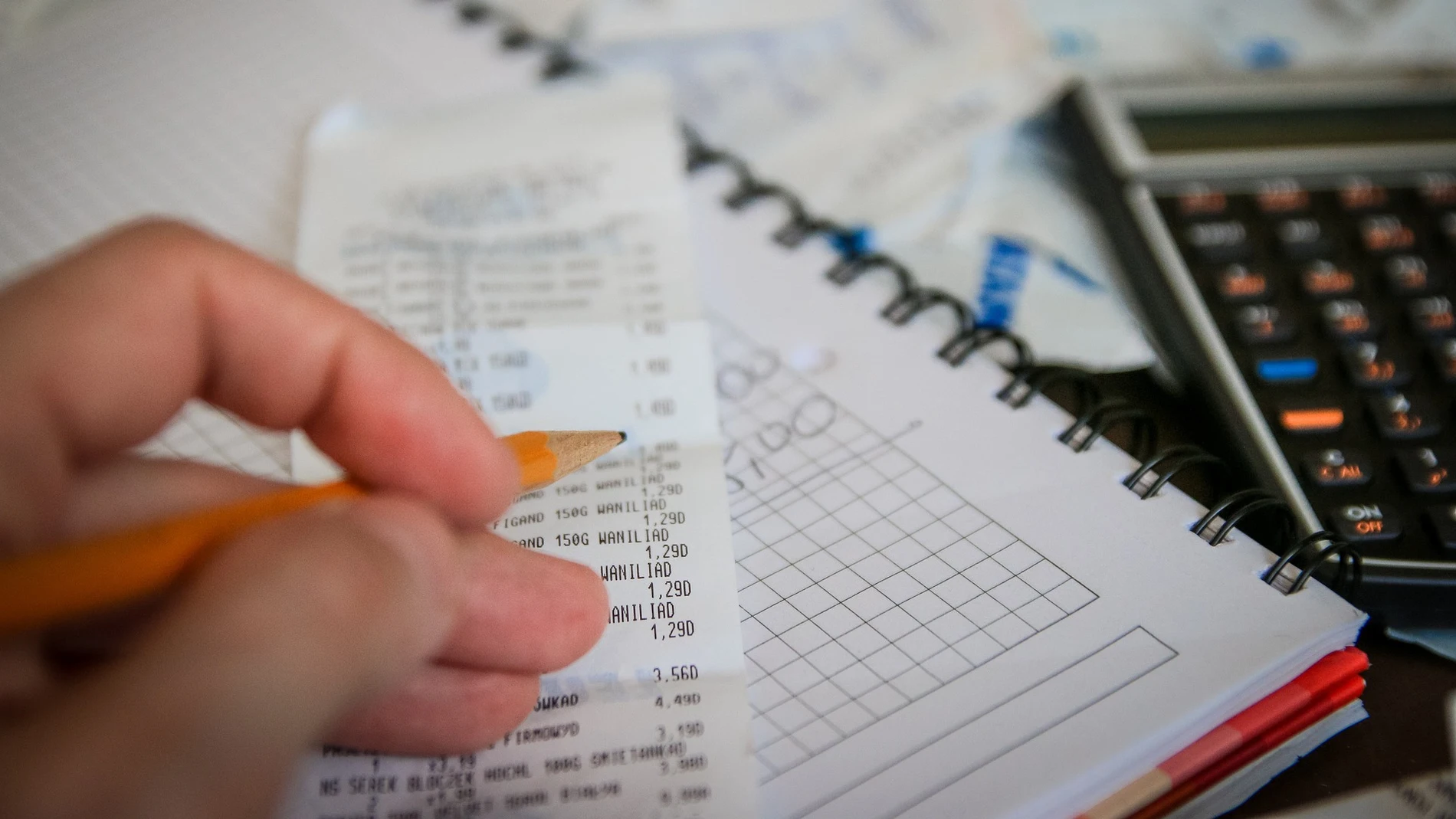 Una persona ahorrando Una persona ahorrando