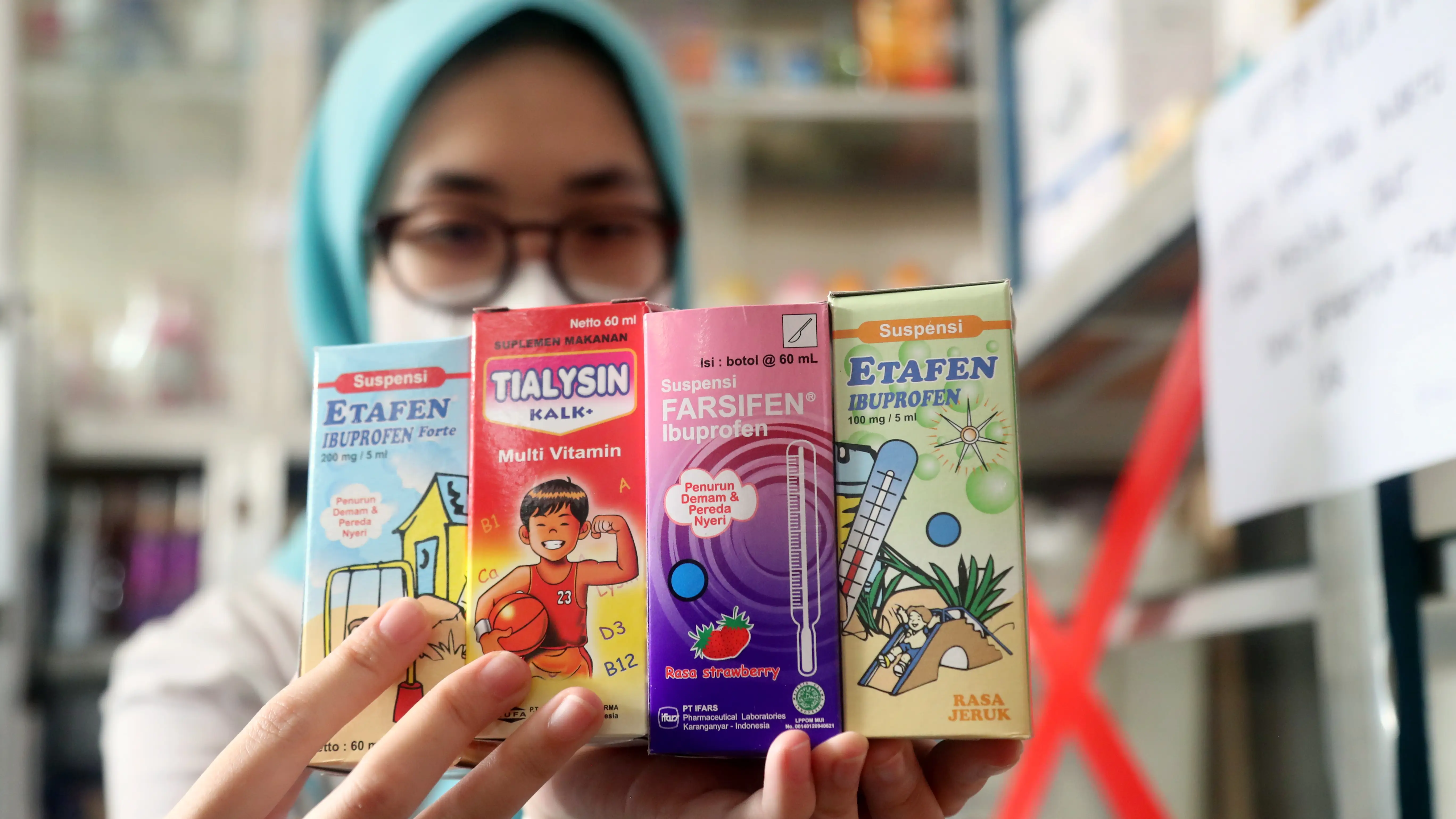 Una farmacéutica muestra jarabes en una farmacia de Java Occidental, Indonesia Una farmacéutica muestra jarabes en una farmacia de Java Occidental, Indonesia