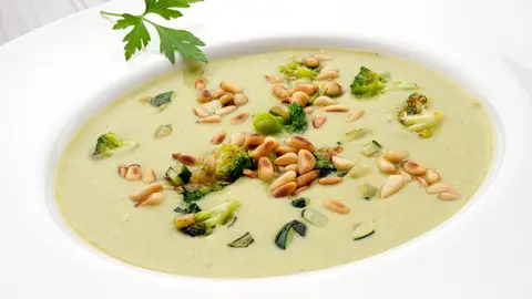 Crema de brócoli y calabacín Crema de brócoli y calabacín, de Arguiñano: "Una crema de lujo en un momento"