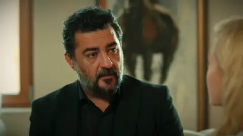 Akif le compra una casa a Suzan, pero Nebahat casi les pilla y le dice que era una sorpresa para ella Akif le compra una casa a Suzan, pero Nebahat casi les pilla y le dice que era una sorpresa para ella