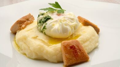 ¡La cena perfecta! Receta de huevo flor con puré de patata y mousse de pato, de Arguiñano
