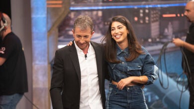 Los secretos de 'El Hormiguero': Pablo Motos hace un tour por el plató a Mina El Hammani