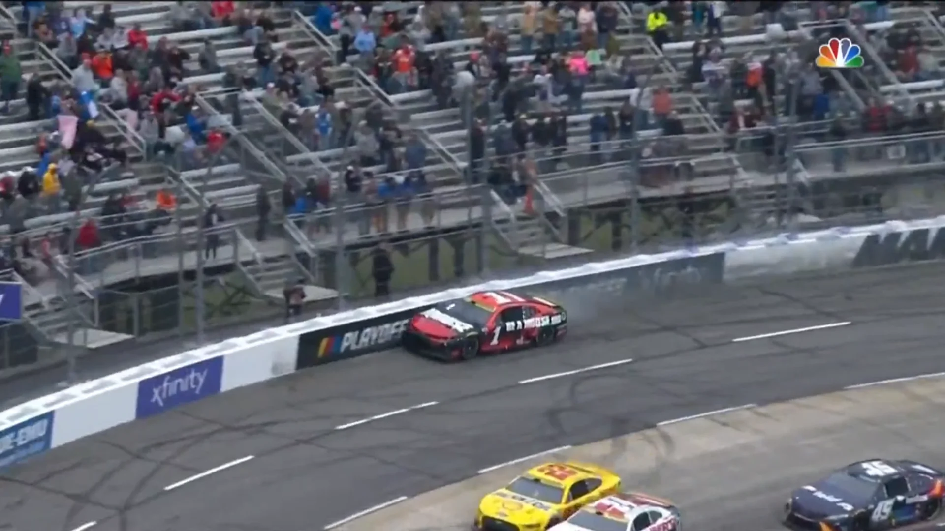 Ross Chastain se va contra el muro en la Nascar para adelantar a cinco pilotos Ross Chastain se va contra el muro en la Nascar para adelantar a cinco pilotos