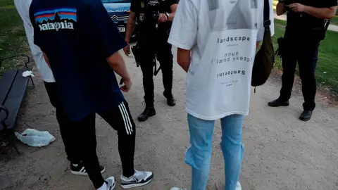 Detención de jóvenes en un parque Detención de jóvenes en un parque