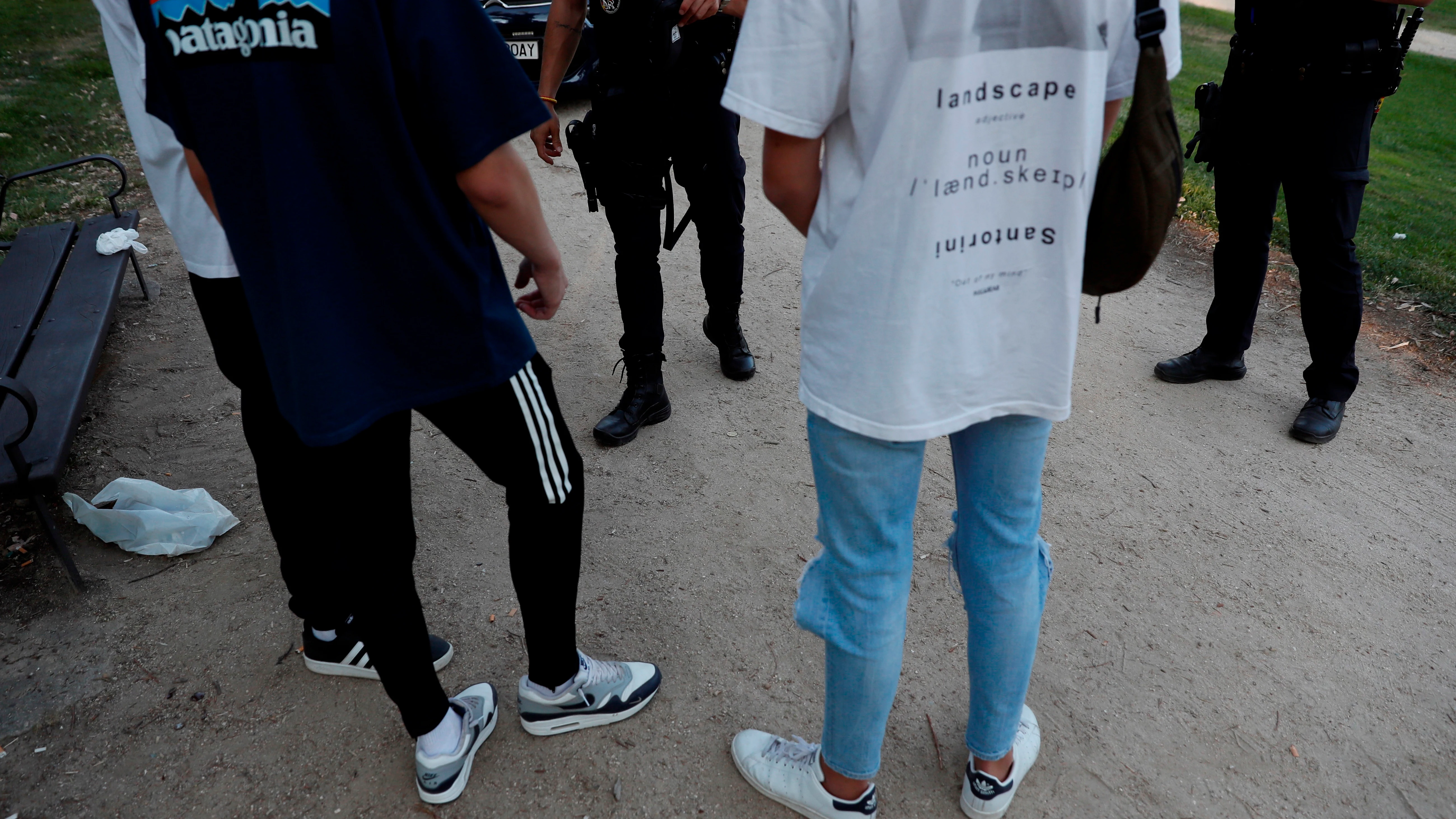 Detenci&oacute;n de j&oacute;venes en un parque 