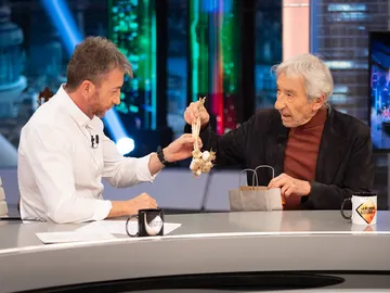 El sorprendente regalo de José Sacristán a Pablo Motos en su llegada a 'El Hormiguero' El sorprendente regalo de José Sacristán a Pablo Motos en su llegada a 'El Hormiguero'