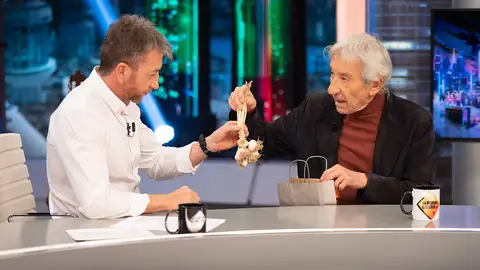 El sorprendente regalo de José Sacristán a Pablo Motos en su llegada a 'El Hormiguero' El sorprendente regalo de José Sacristán a Pablo Motos en su llegada a 'El Hormiguero'