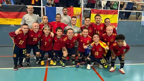 La selección española de talla baja tras proclamarse subcampeona de Europa La selección española de talla baja tras proclamarse subcampeona de Europa