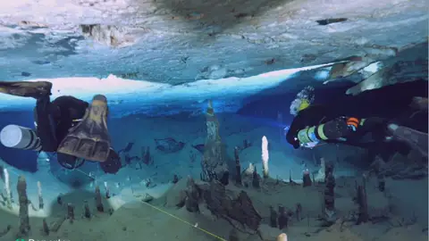 Dos buzos en la cueva de Sa Gleda Dos buzos en la cueva de Sa Gleda