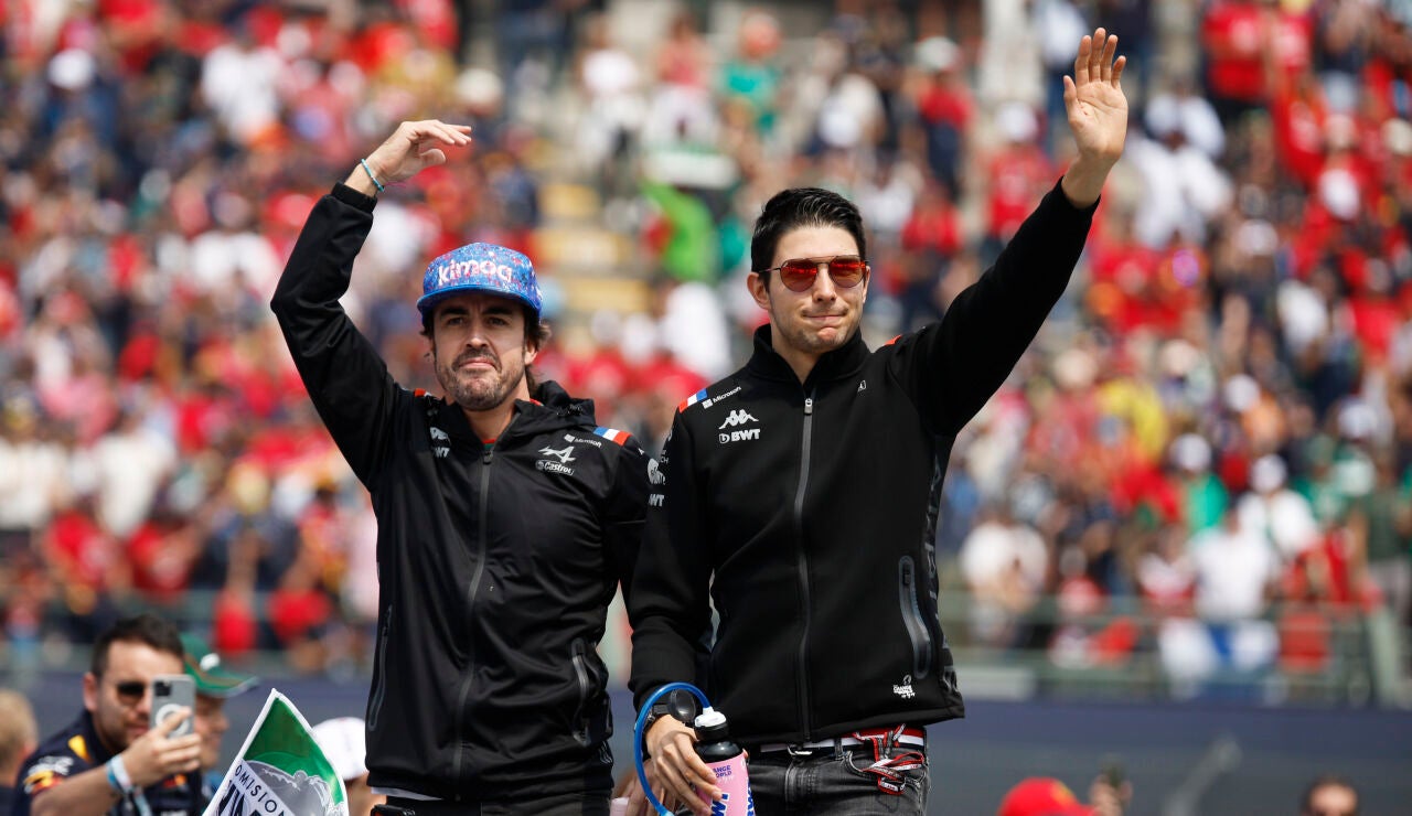 Fernando Alonso y Esteban Ocon saludan al público asistente al Gran Premio de México 2022