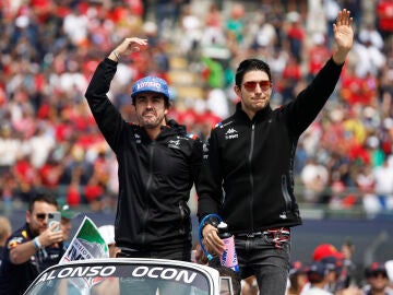 Fernando Alonso y Esteban Ocon saludan al público asistente al Gran Premio de México 2022