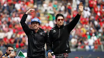 Fernando Alonso y Esteban Ocon saludan al público asistente al Gran Premio de México 2022 Fernando Alonso y Esteban Ocon saludan al público asistente al Gran Premio de México 2022