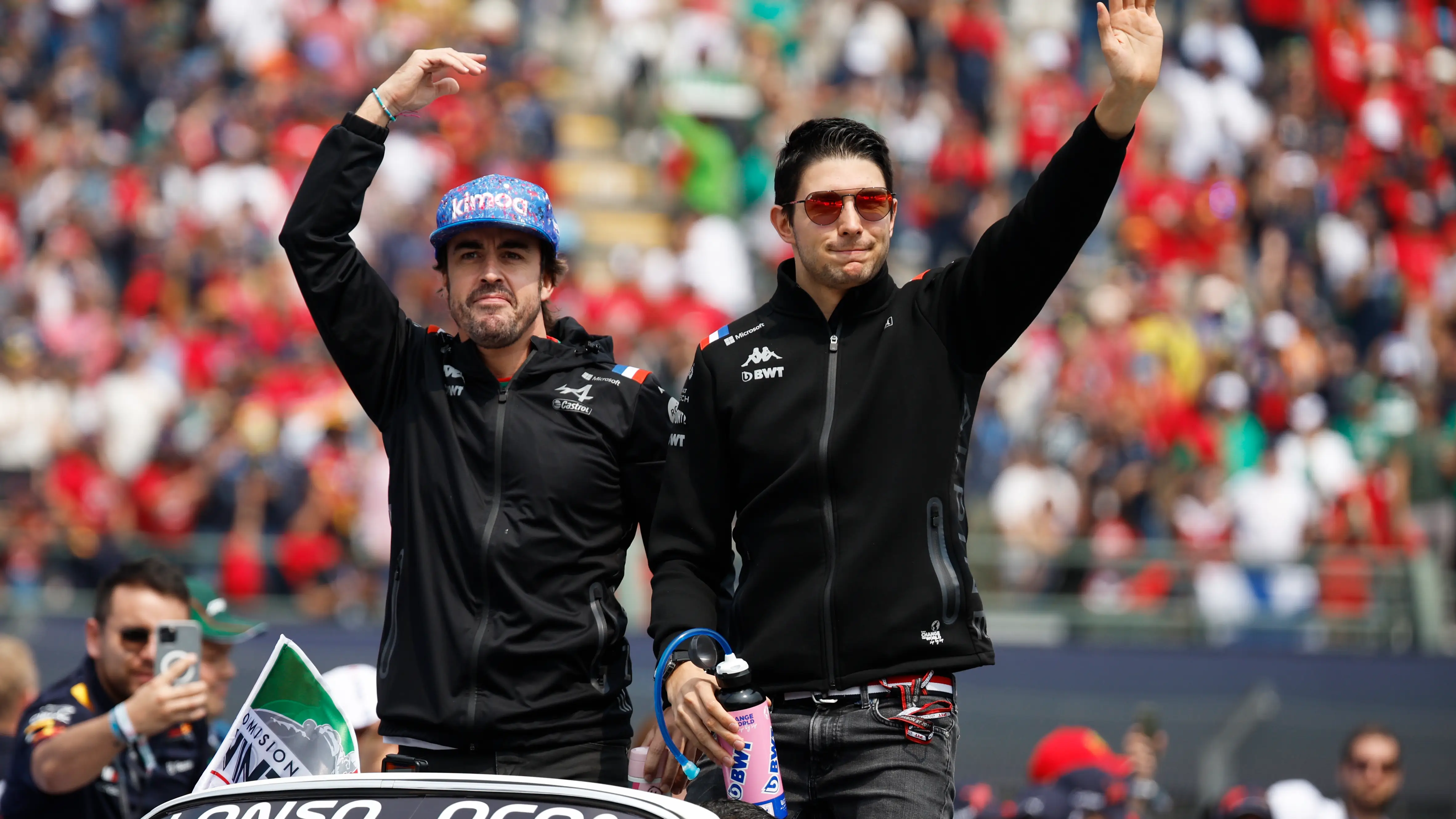 Fernando Alonso y Esteban Ocon saludan al público asistente al Gran Premio de México 2022 Fernando Alonso y Esteban Ocon saludan al público asistente al Gran Premio de México 2022