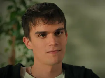 Akif, sin palabras, al descubrir quién es el nuevo alumno del colegio Ataman: "Soy Kaan, tu hijo" Akif, sin palabras, al descubrir quién es el nuevo alumno del colegio Ataman: "Soy Kaan, tu hijo"