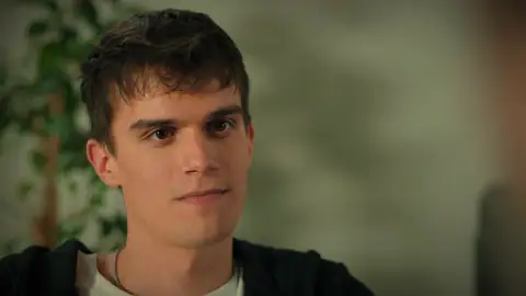 Akif, sin palabras, al descubrir quién es el nuevo alumno del colegio Ataman: "Soy Kaan, tu hijo" Akif, sin palabras, al descubrir quién es el nuevo alumno del colegio Ataman: "Soy Kaan, tu hijo"