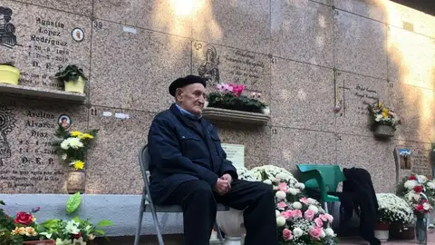 Manuel, el pontevedrés que acude todos los días al cementerio Manuel, el pontevedrés que acude todos los días al cementerio