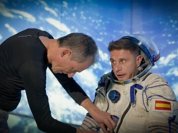 La ilusi&oacute;n de Joaqu&iacute;n al ponerse el traje de astronauta de Pedro Duque
