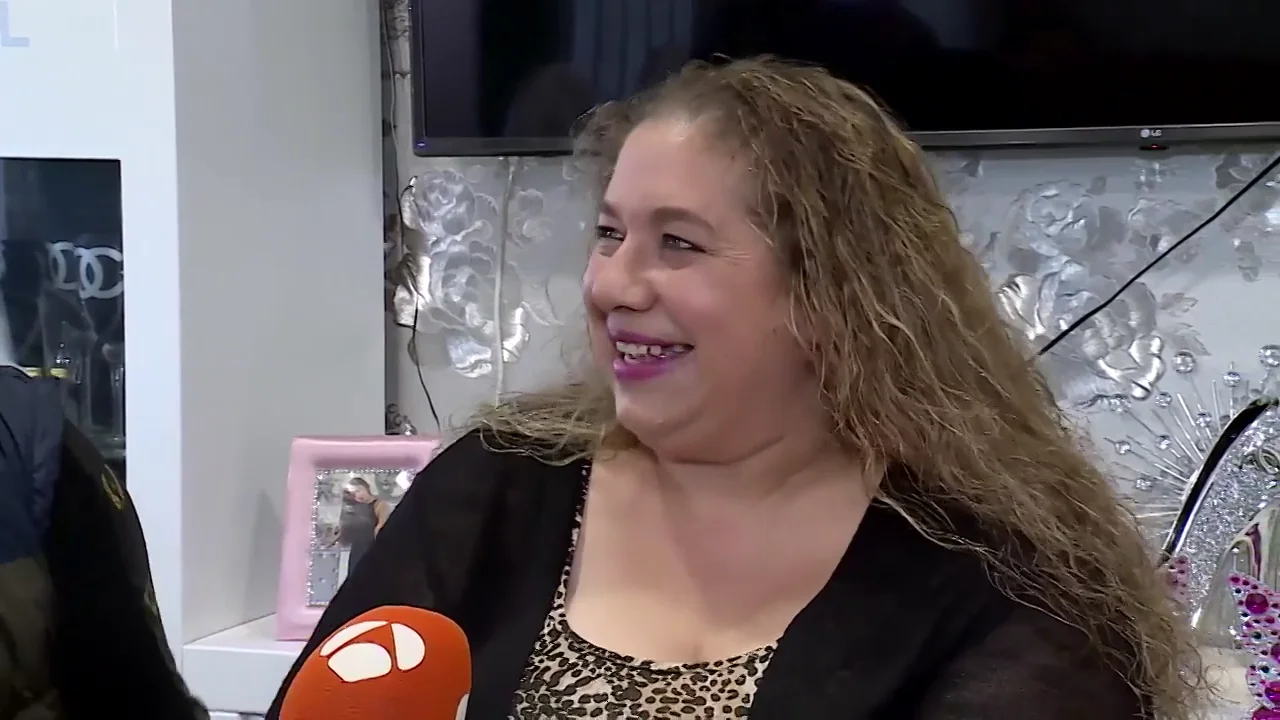 Amaya, la tapizadora de los cementerios de Espa&ntilde;a: un emotivo homenaje para recordar a los seres queridos
