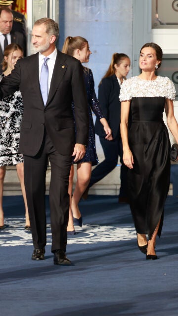 El impresionante vestido de la reina Letizia