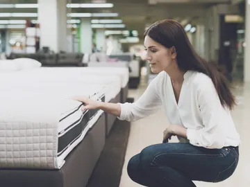 Una chica probando un colchón Una chica probando un colchón