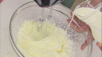 Elabora la crema de queso fresco